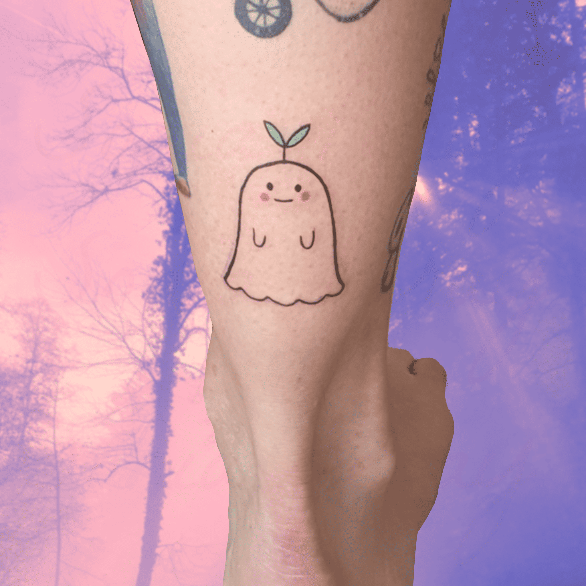 Tatouage d'un petit fantôme avec une pousse de plante sur la tête